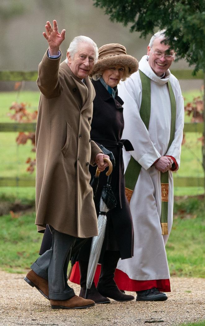 El rey Carlos y la reina Camilla asisten a misa de domingo en Sandringham
