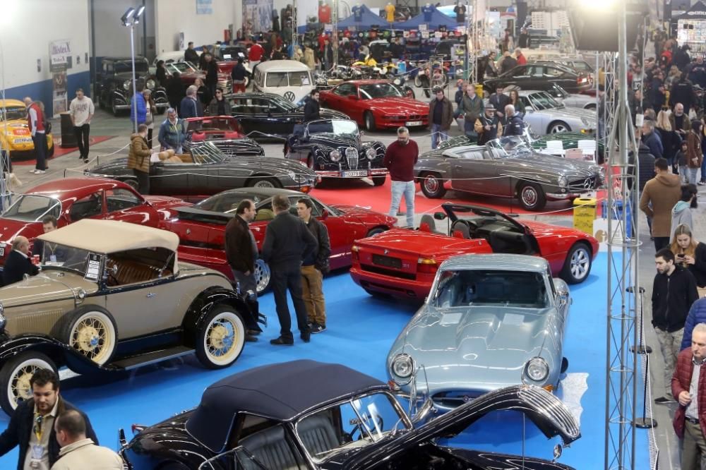 Las imágenes de Retro Galicia: el salón de coches y motos clásicos