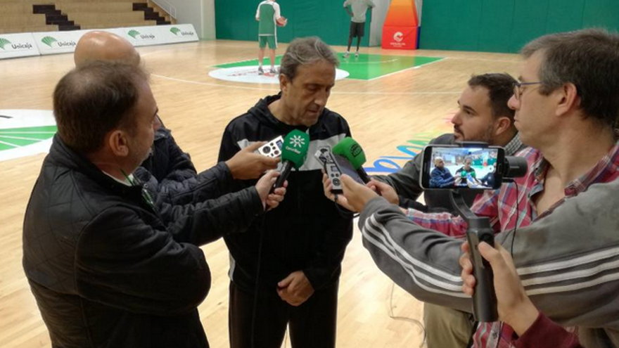 Luis Casimiro, atendiendo a los medios en Los Guindos.