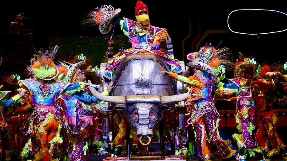 Las charangas de Gijón ensalzan su gran fiesta antroxera en la segunda gala del concurso.