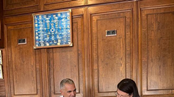 Momento de la firma del acuerdo entre el PP y el PIPN