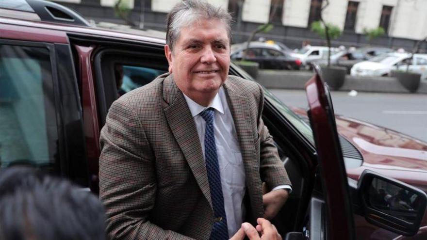El expresidente peruano Alan García se dispara en el cuello cuando iba a ser detenido