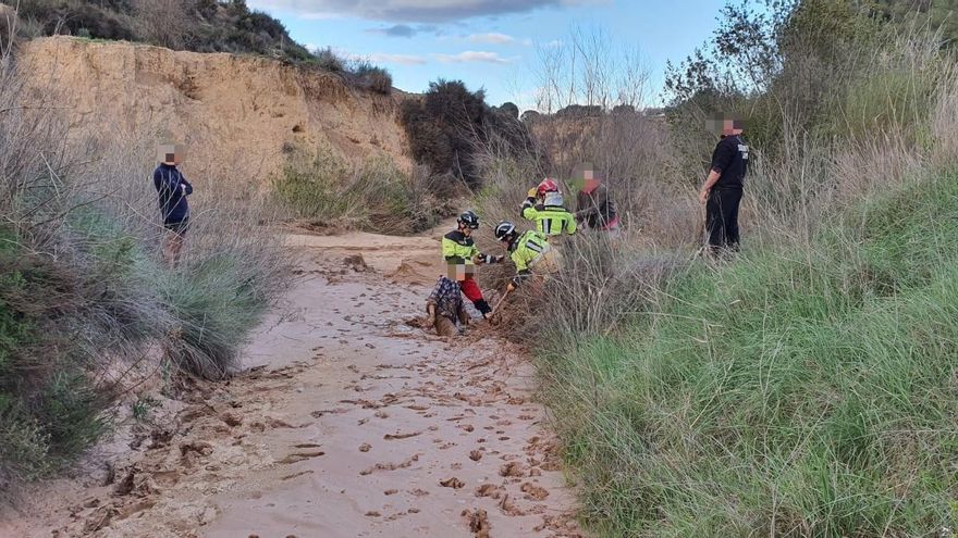 Rescatados un hombre de un barrizal en Pliego y otro que cayó a un pozo en Corvera