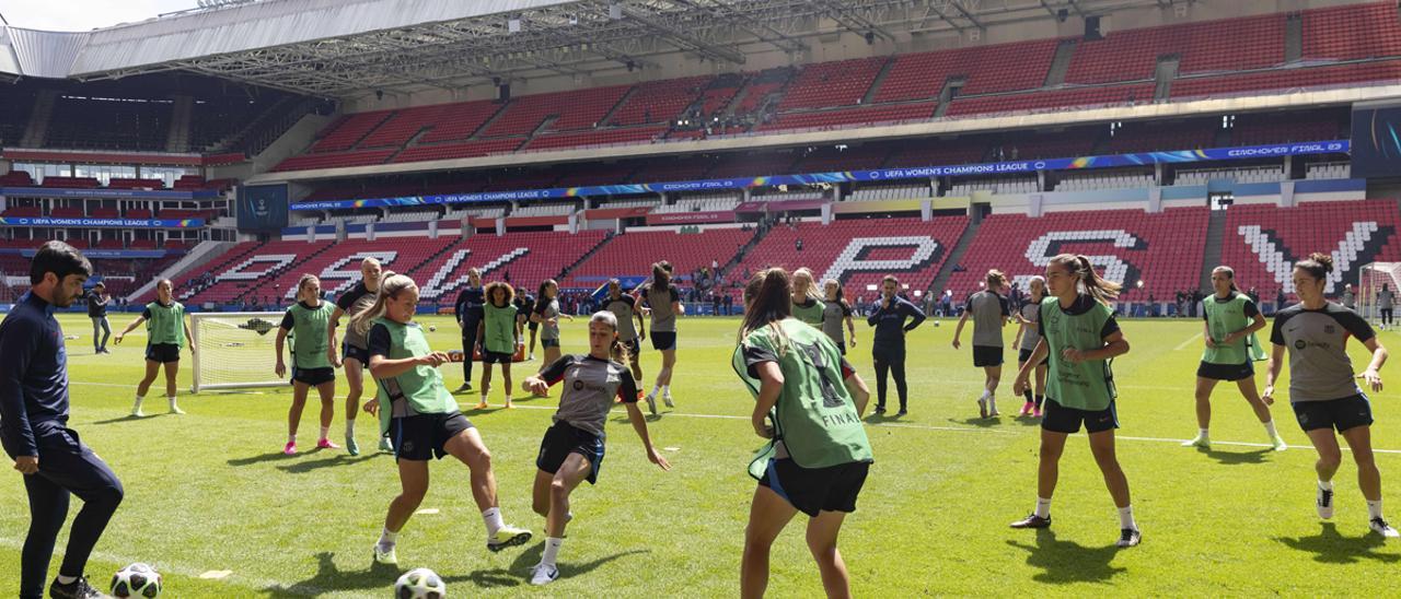 El Barça se hizo la tradicional foto de la final de Champions durante el entrenamiento en el 'PSV Stadium'