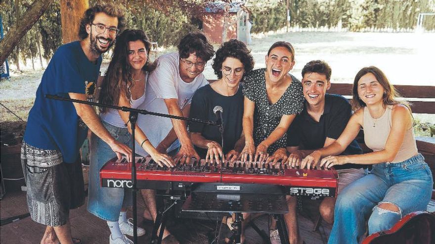 Josep Cordobés (bateria), Aina López Pla (saxo), Pau Jorba (saxo), Aniol Torrents (contrabaix/baix), Alba Careta (trompeta), Cesc Badia (trompeta) i Queralt Giralt (cello) fotografiats en un descans de l’estada a La Plana