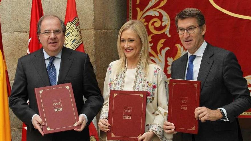 Juan Vicente Herrera, izquierda, Cristina Cifuentes, y Alberto Núñez Feijóo, ayer en la firma del acuerdo.