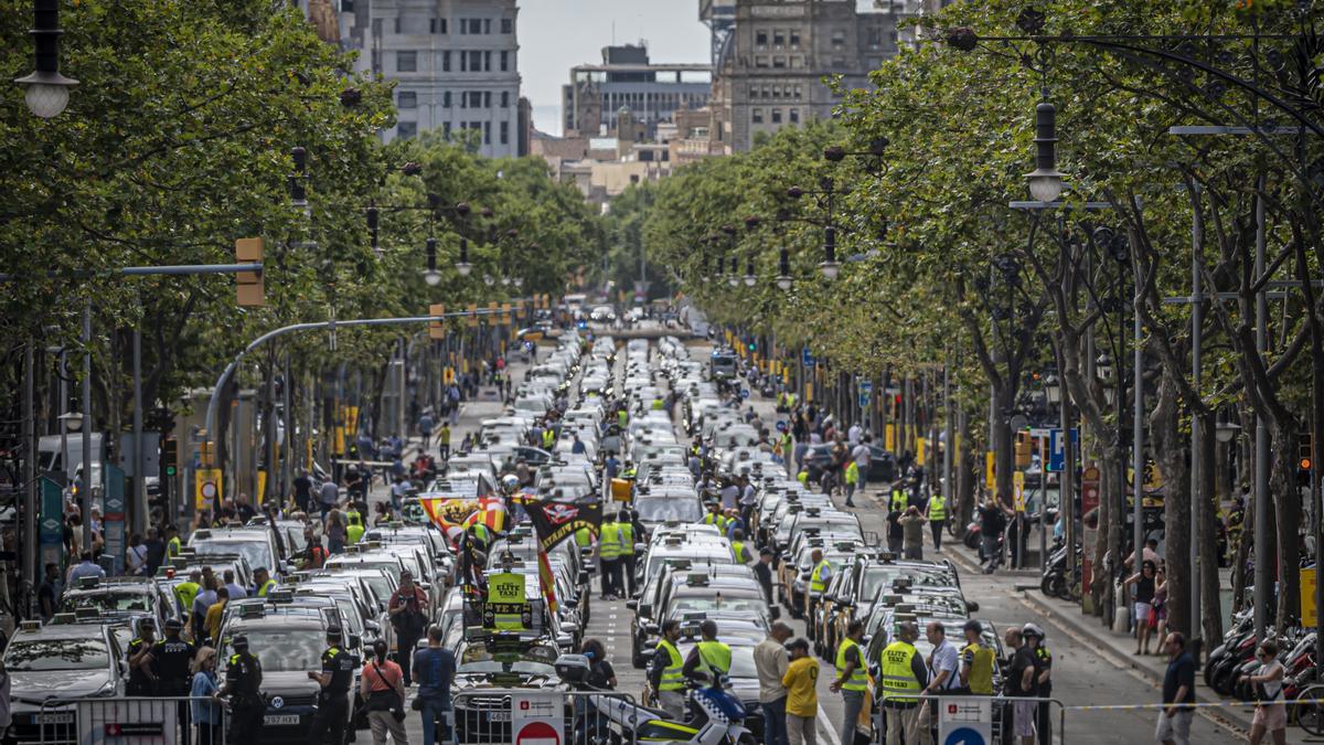 Los taxistas, ocupando todo el tronco central del paseo de Gràcia, este miércoles