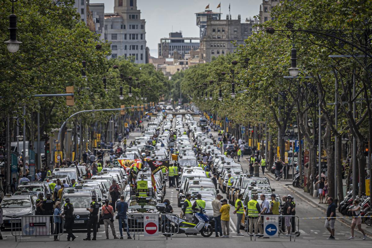 Los taxistas, ocupando todo el tronco central del paseo de Gràcia, en junio