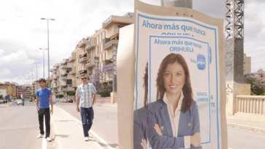 Carteles de Lorente en farolas.