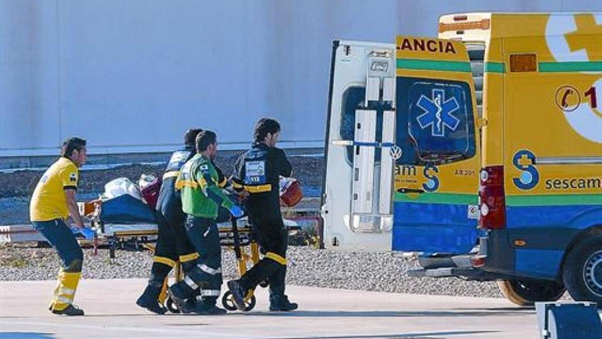 Personal sanitario trasladan a una ambulancia con uci al asesino de El Salobral.