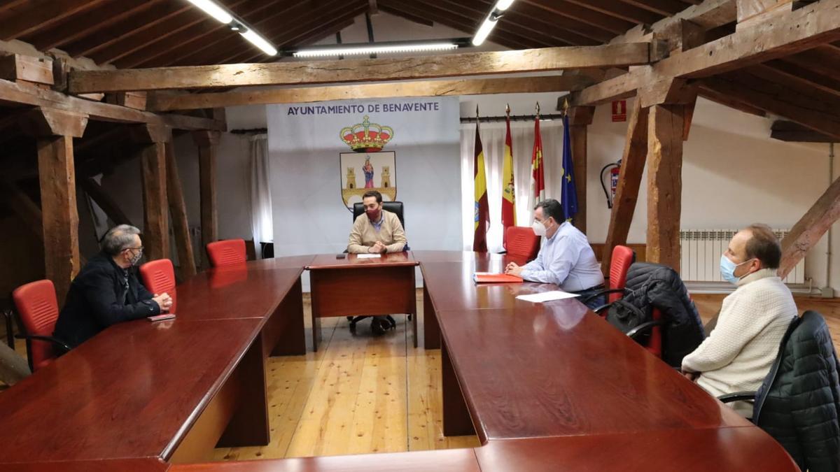 Un momento del encuentro en la sede municipal de la plaza del Grano entre el alcalde y los representantes de UGT-FICA.