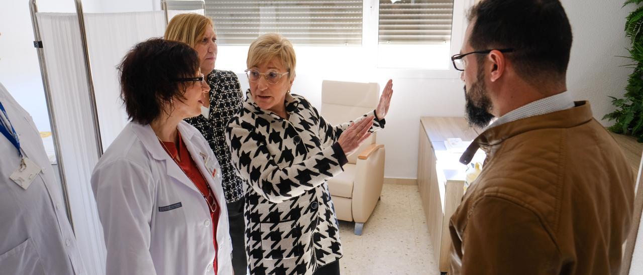La consellera Ana Barcelo y la gerente del Departamento de Salud de Elda, Vicenta Tortosa, en una visita al hospital en 2019.