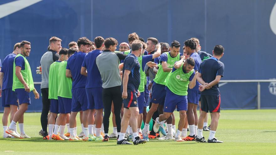 ¡Todas las miradas puestas en ellos! Collejas a los capitanes en su último entreno con el FC Barcelona...