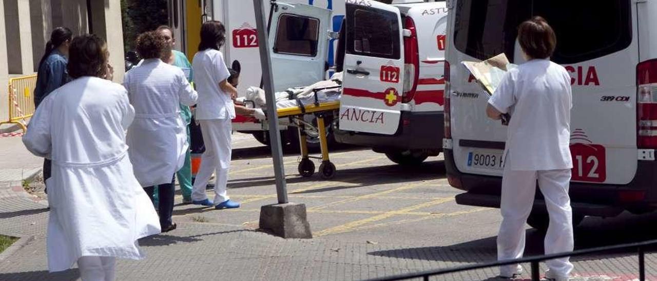 Uno de los puntos de salida de las ambulancias con pacientes desde el viejo HUCA.