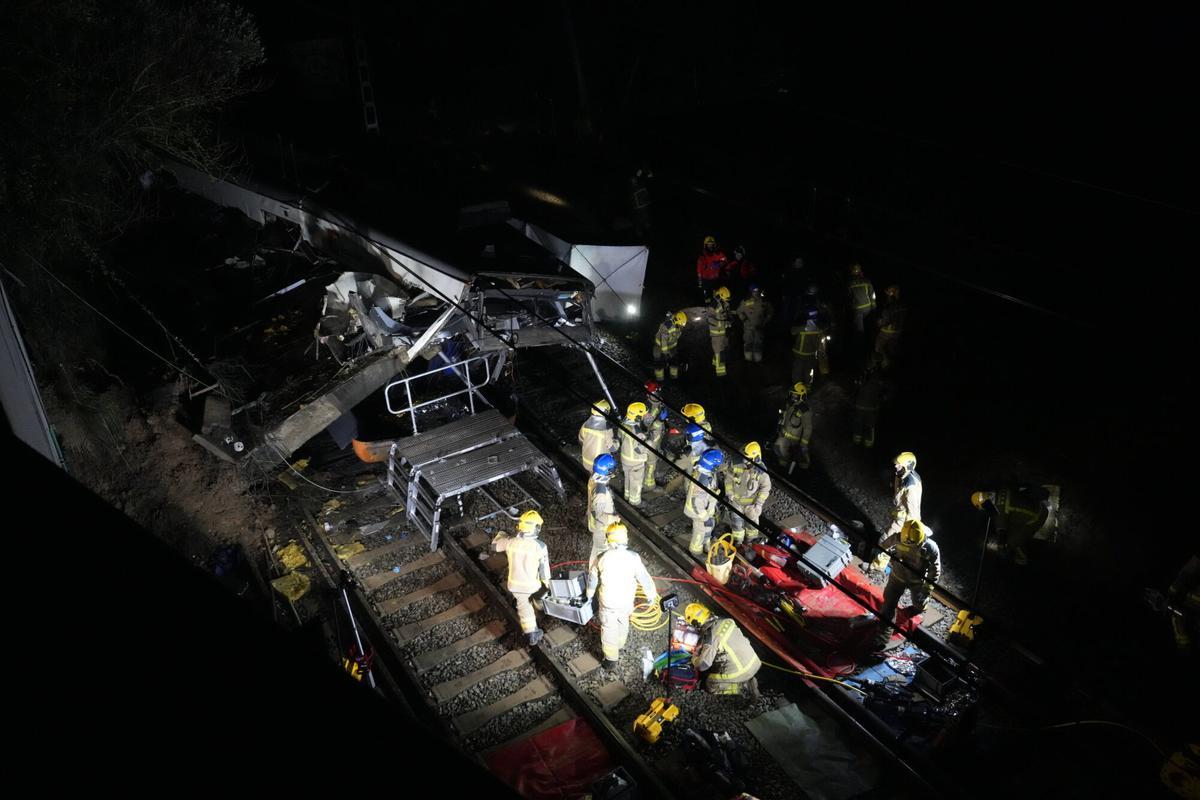 El accidente del tren de rodalies de la R4 en Gelida que ha descarrilado ha provocado un muerto, el maquinista del convoy, y cuatro heridos graves, así como 34 heridos de carácer más leve.