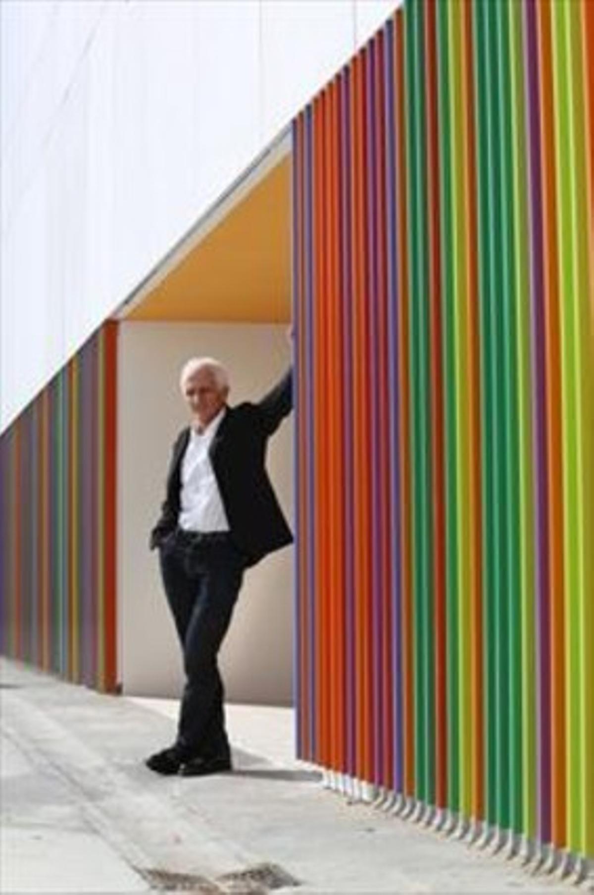 Pere Puig, en un dels accessos al seu edifici. Pere Puig, en un dels accessos al seu edifici.