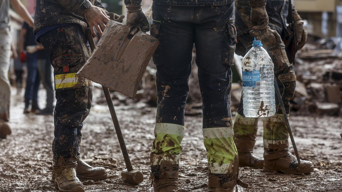 Imagen de archivo de varias personas trabajando en una zona afectada por la DANA.