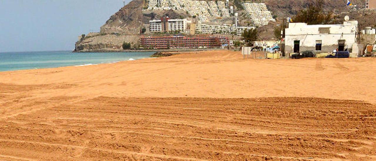 La playa de Tauro, con la casas afectadas por el proyecto de Anfi.