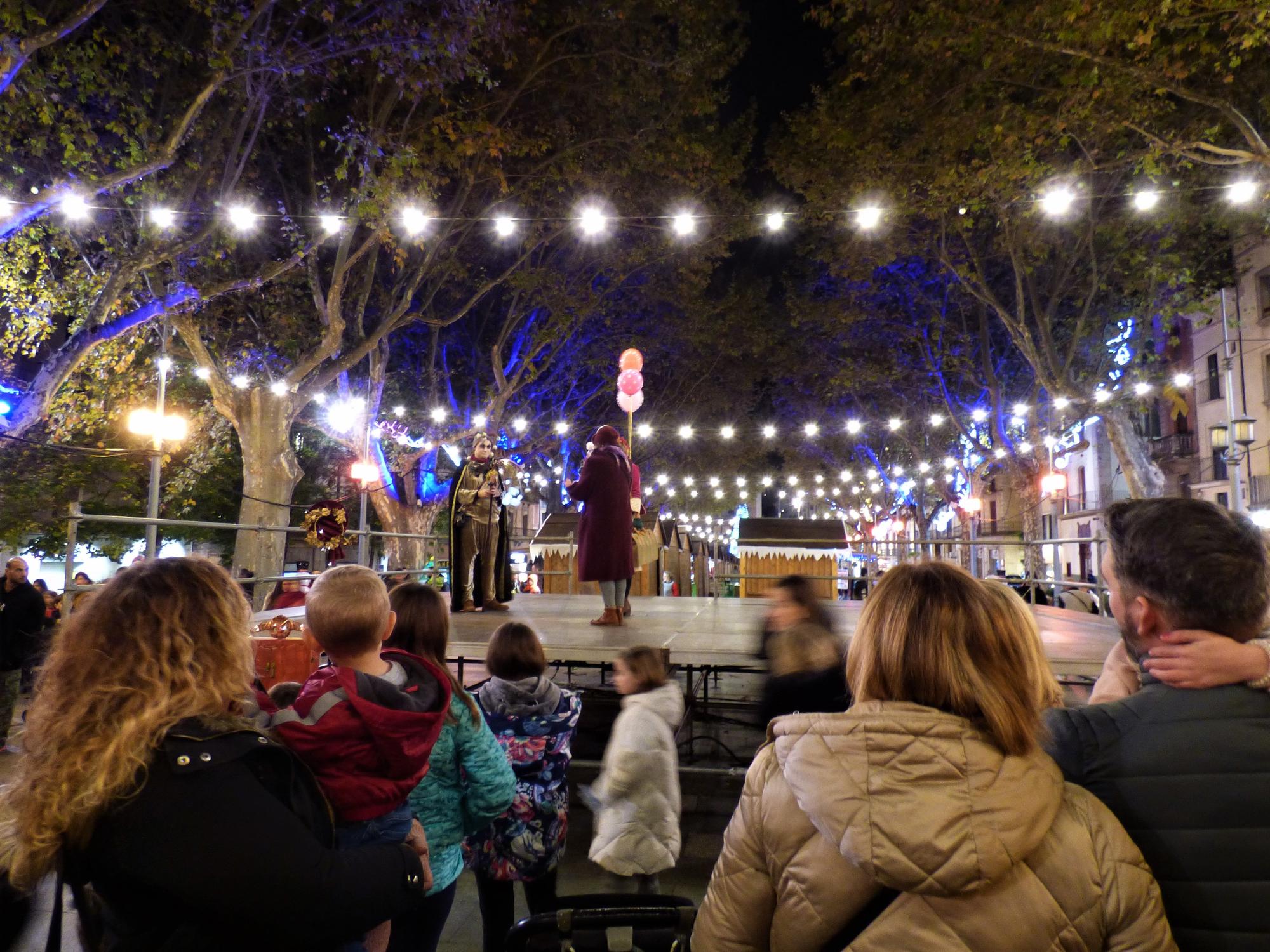 En Fumera, la Nadalina i la Bel inauguren el mercat de Nadal de Figueres