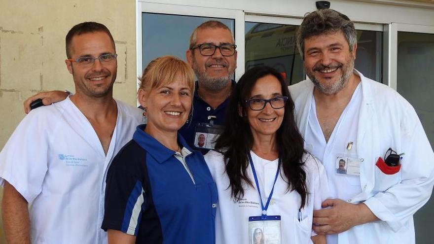 Foto de familia del equipo que permite la administración de la quimio en Formentera.