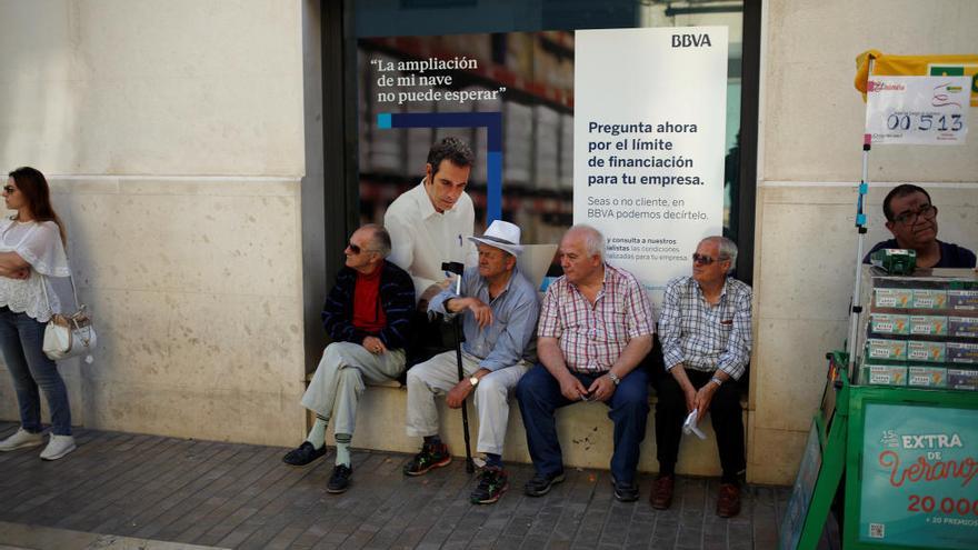 Varios pensionistas este jueves, 7 de junio, en la calle Larios.