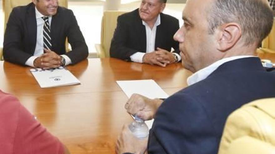 Echávarri, sentado frente a Parodi y Botella, presidente y vicepresidente del Hércules.