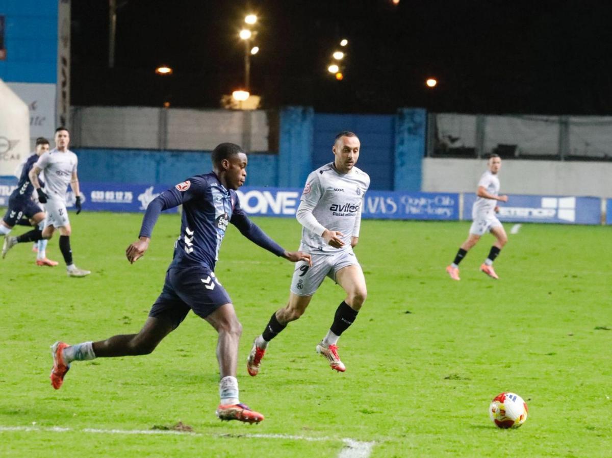 Milla, del Celta Fortuna, conduce el balón ante el asturiano Santamaría. |  La Nueva España