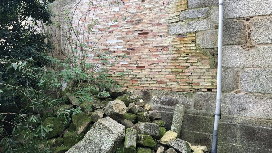 El ‘pecado’ arquitectónico de una iglesia de Ribeira: los ladrillos de un boquete para introducir un retablo