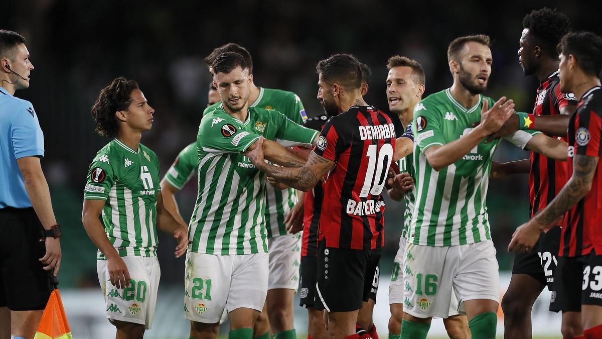 Una acción del Real Betis - Bayer Leverkusen.