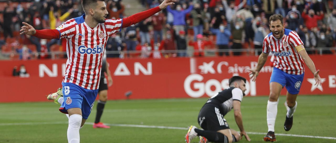 Álex Baena celebra un gol contra el Cartagena a l’estadi de Montilivi.