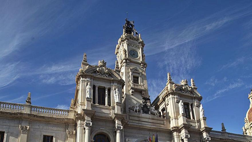 Vallas preparadas para cerrar la plaza esta noche. | LEVANTE-EMV