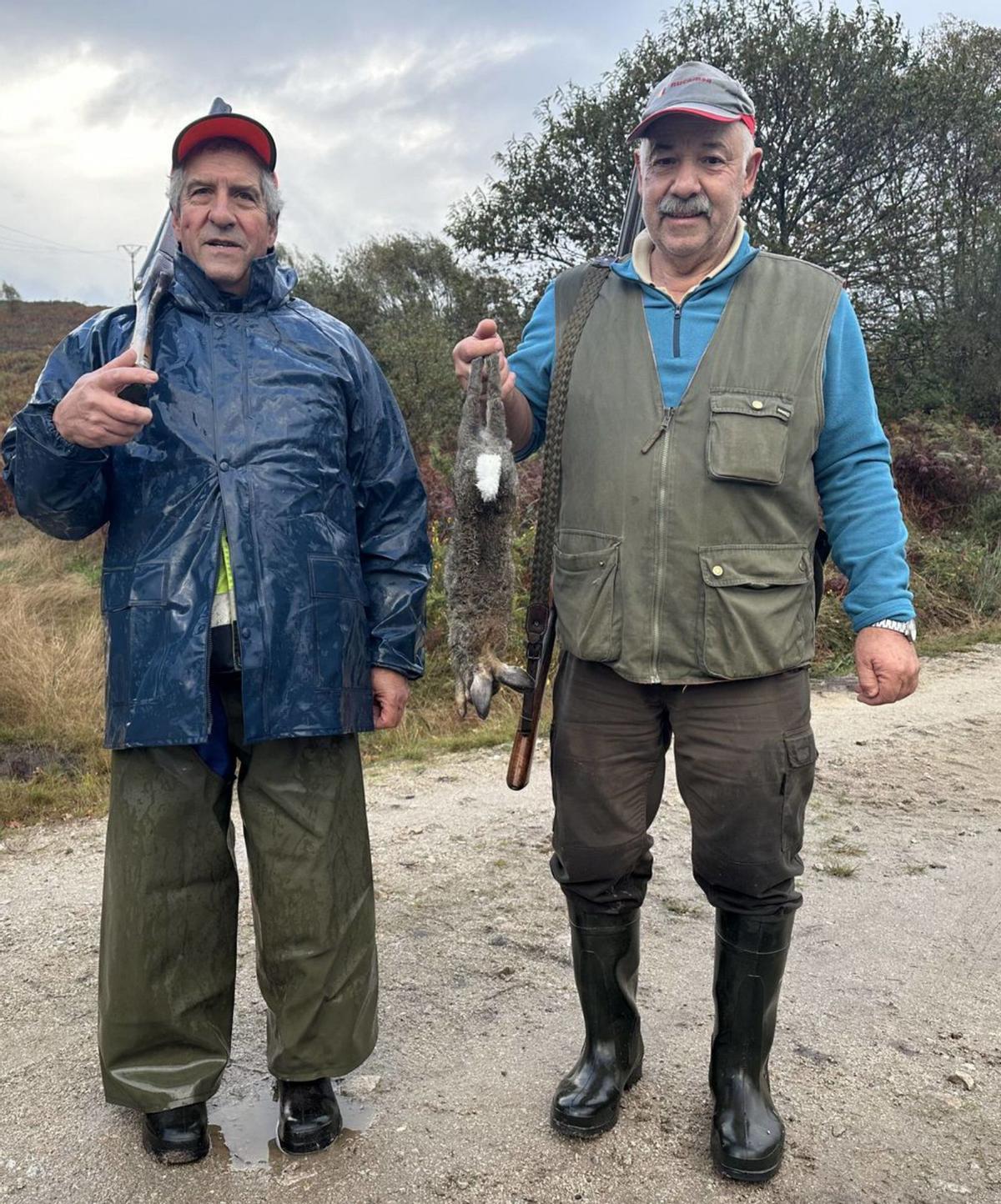 Dos cazadores muestra un conejo 
abatido en la zona de O Carrio. 
|  Bernabé/Ángel Abeledo