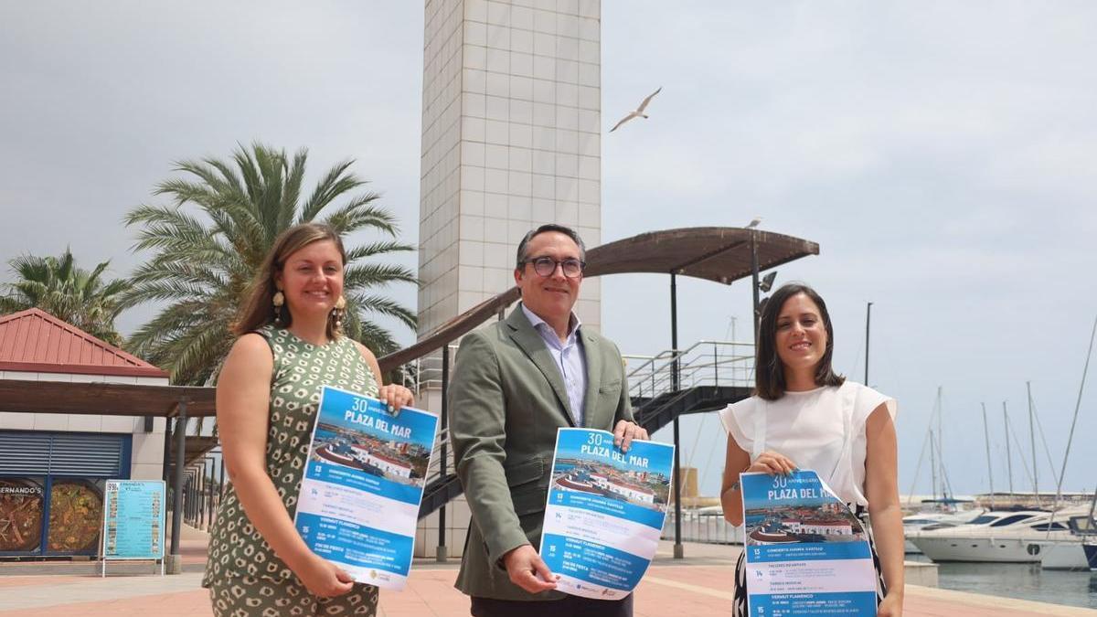 R. Ibáñez (c.), con la concejala A. Miralles (i) y la teniente de alcalde E. Giner (d).