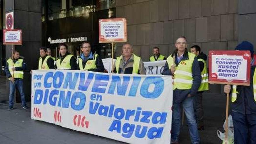 Trabajadores de Valoriza, concentrados en un paro ayer.