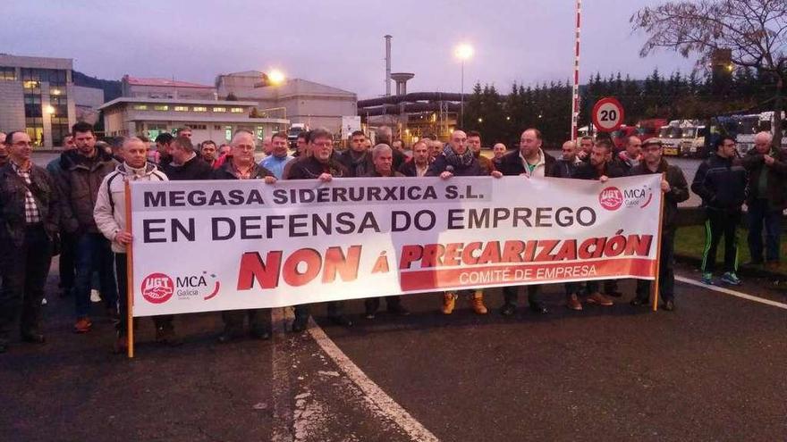 Trabajadores de Megasa, ante la fábrica de Narón, en una protesta por el conflicto laboral hace tres años.