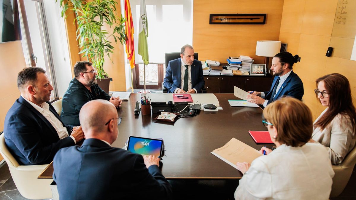El conseller es reuneix amb els alcaldes de Lloret Blanes i Tossa