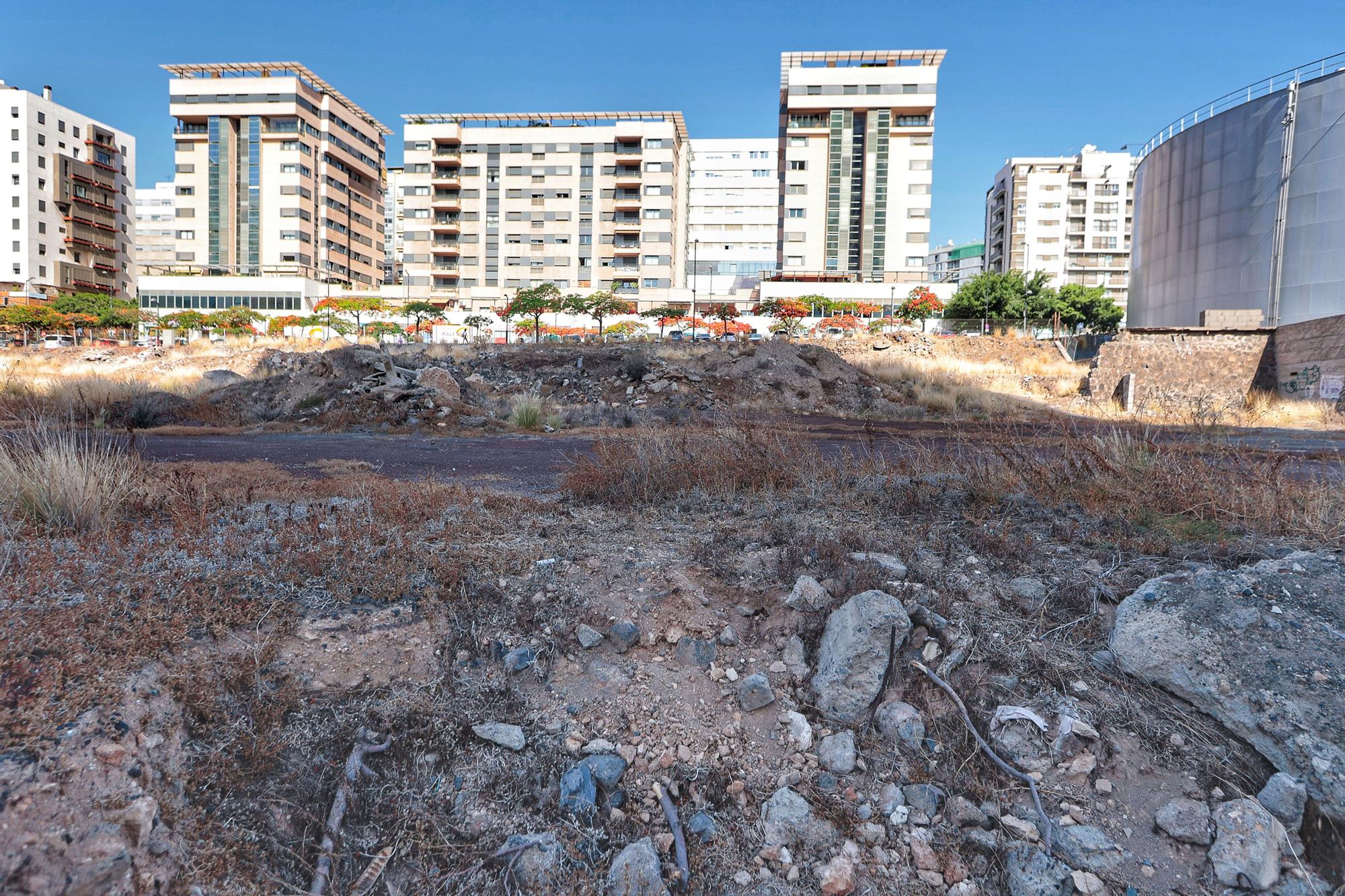 Espacio entre las dos torres de Cabo Llanos, donde se va a construir una plaza.