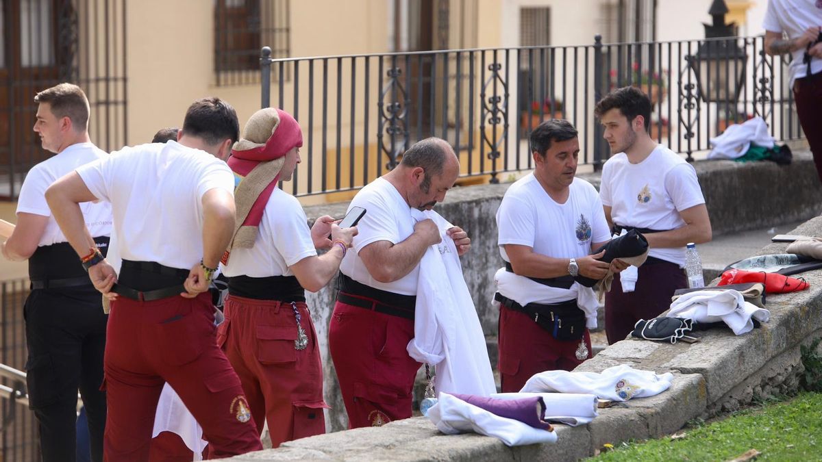 Costaleros del Martes Santo de 2023, en Córdoba.