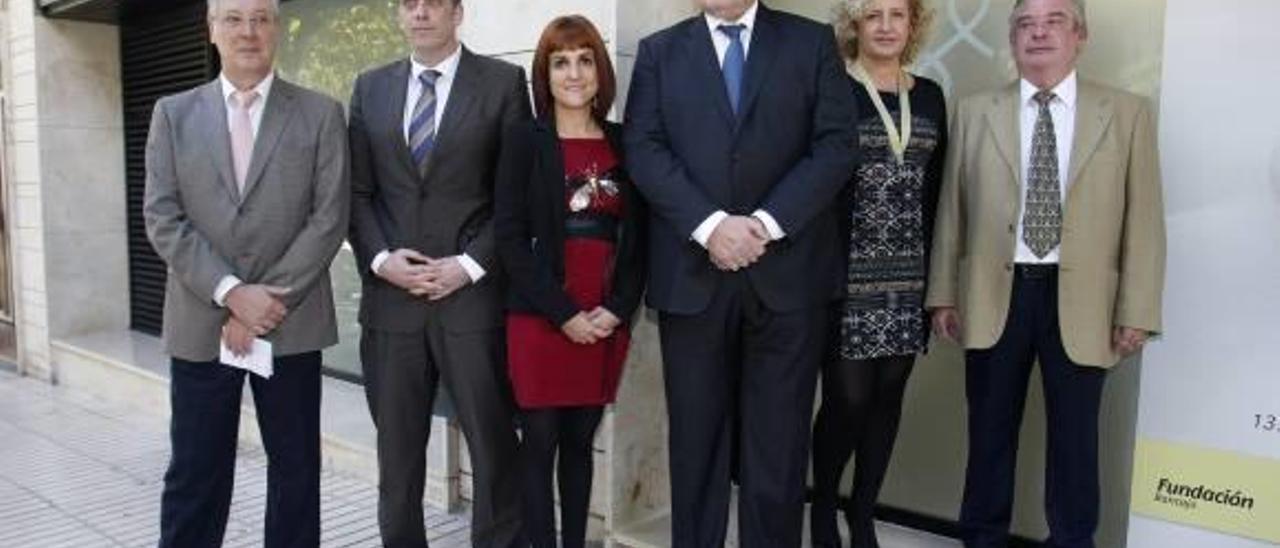 Antonio Vidal y Vicente Sifre, junto al equipo de la oficina de Alicante, ayer