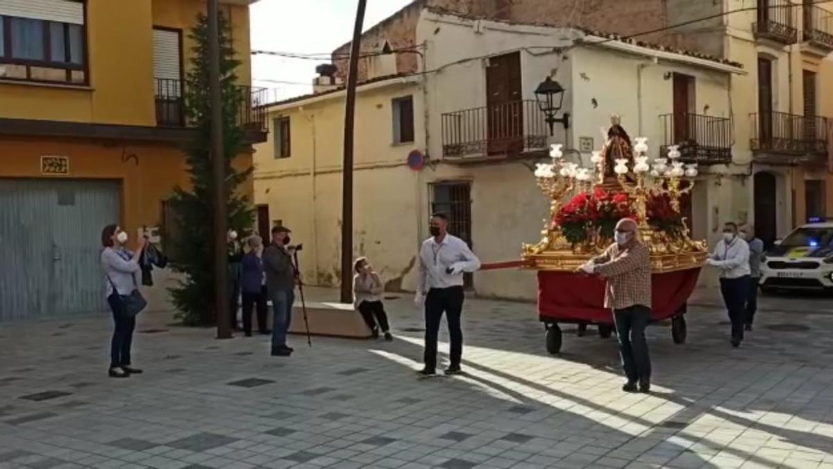 La imagen de la patrona, a punto de llegar a la iglesia de la Natividad, tras ser trasladada desde la del Santísimo Cristo del Calvario.