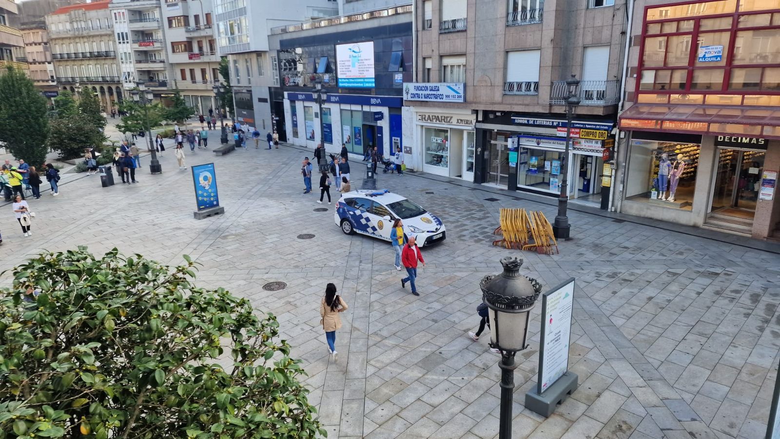 Alarma en Vilagarcía tras una explosión y un incendio en el bajo de un edificio