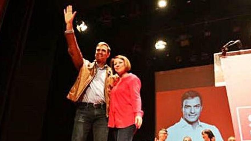 Pedro Sánchez y Sofía Hernanz, en un acto en el auditorio de Cas Serres, en Ibiza.