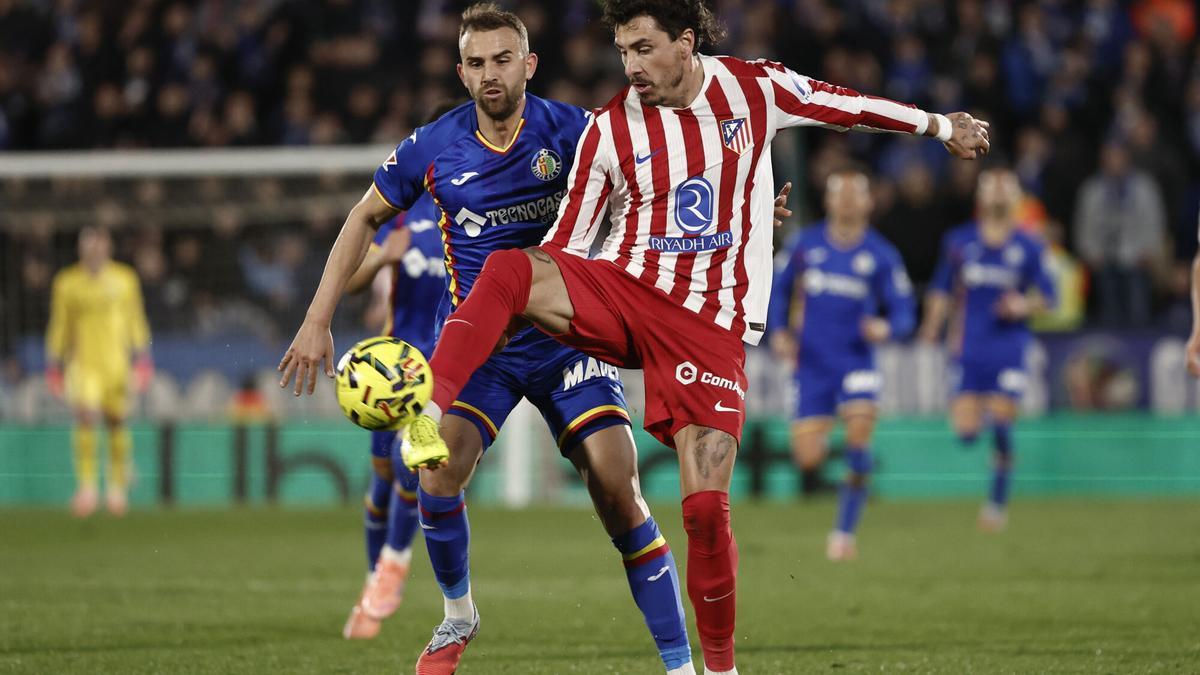 El delantero del Getafe Borja Mayoral (i) presiona al defensa uruguayo del Atlético de Madrid José María Giménez en el partido de LaLiga entre el Getafe y el Atlético de Madrid, este domingo en el Coliseo. EFE/ Sergio Pérez. (Getafe) (Atlético Madrid)