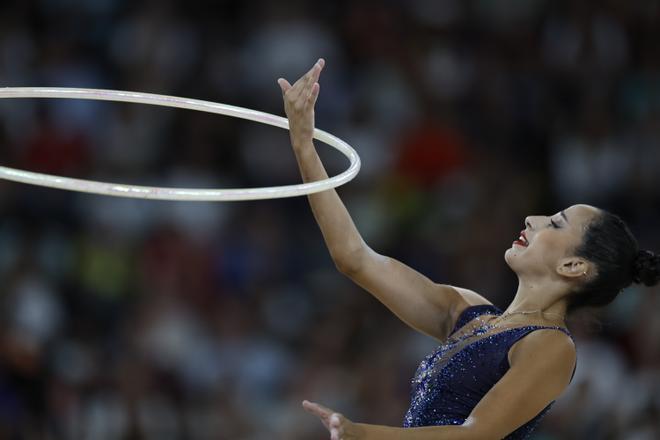 La gimnasta española Alba Bautista ejecuta su rutina de aro mientras compite en la fase clasificatoria del concurso completo individual de gimnasia rítmica de los Juegos Olímpicos de París 2024.