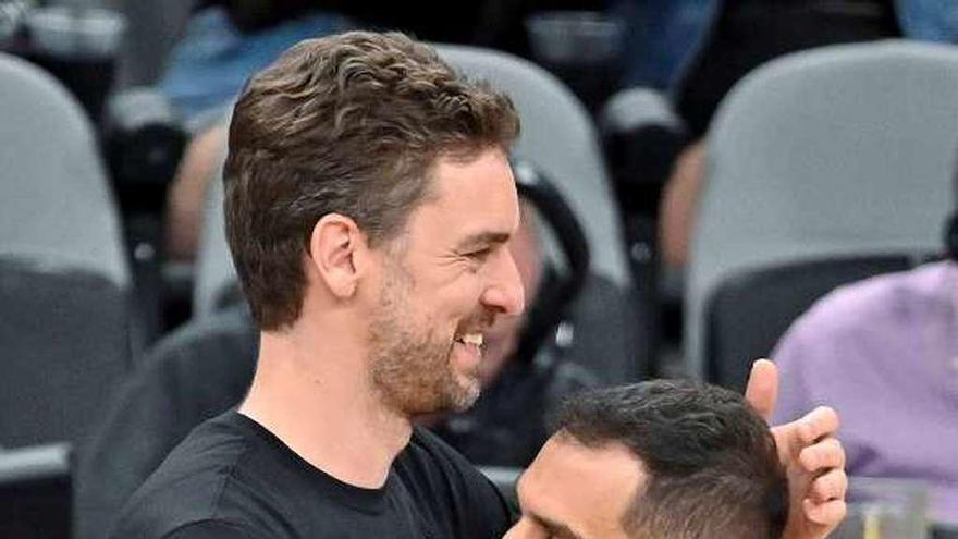 Pau saluda a Calderón antes de un Spurs-Pistons. // Darren Abate