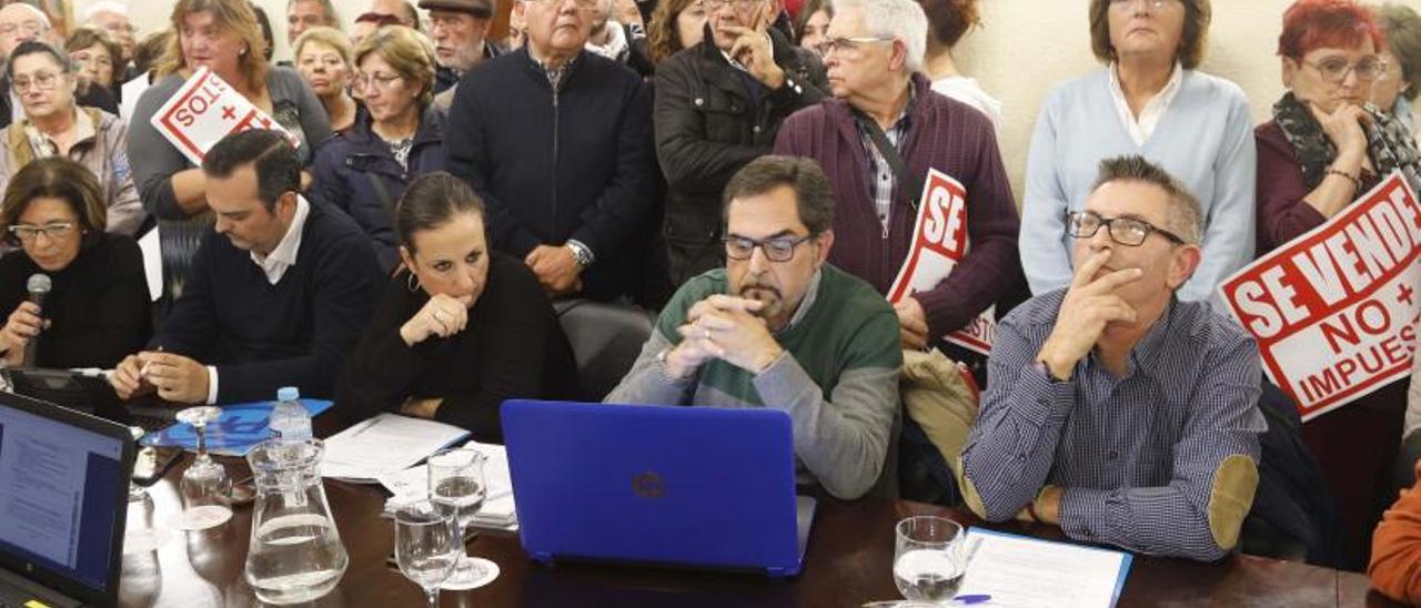 La oposición de Carcaixent durante la algarada vecinal que obligó a anular el pleno en 2019. | VICENT M. PASTOR
