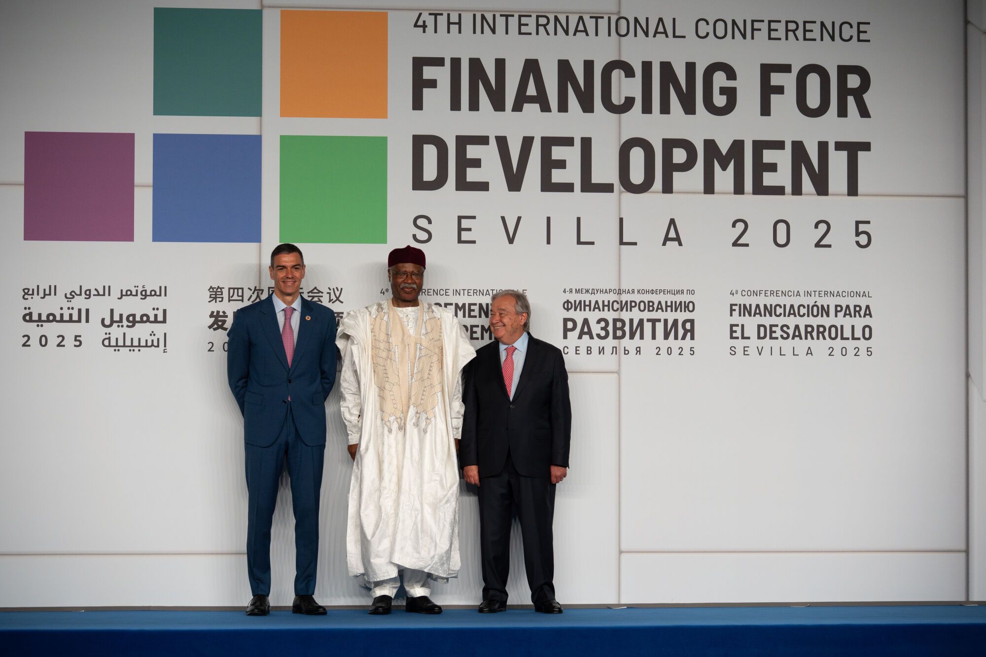 El presidente del gobierno, Pedro Sánchez (i) y el presidente de la ONU, António Guterres (d) reciben a los mandatarios. A 30 de junio de 2025 en Sevilla, Andalucía (España). En el Palacio de Congresos y Exposiciones de Sevilla (FIBES) ha tenido lugar la foto oficial con los jefes de Estado y de Gobierno que participan en la IV Conferencia Internacional sobre la Financiación para el Desarrollo de la ONU. En este acto institucional, se da la bienvenida a los mandatarios que intervienen en esta cumbre global centrada en los retos económicos y financieros del desarrollo sostenible. 30 JUNIO 2025 Francisco J. Olmo / Europa Press 30/06/2025. ANTONIO  GUTERRES;PEDRO SÁNCHEZ PÉREZ-CASTEJÓN;Francisco J. Olmo;
