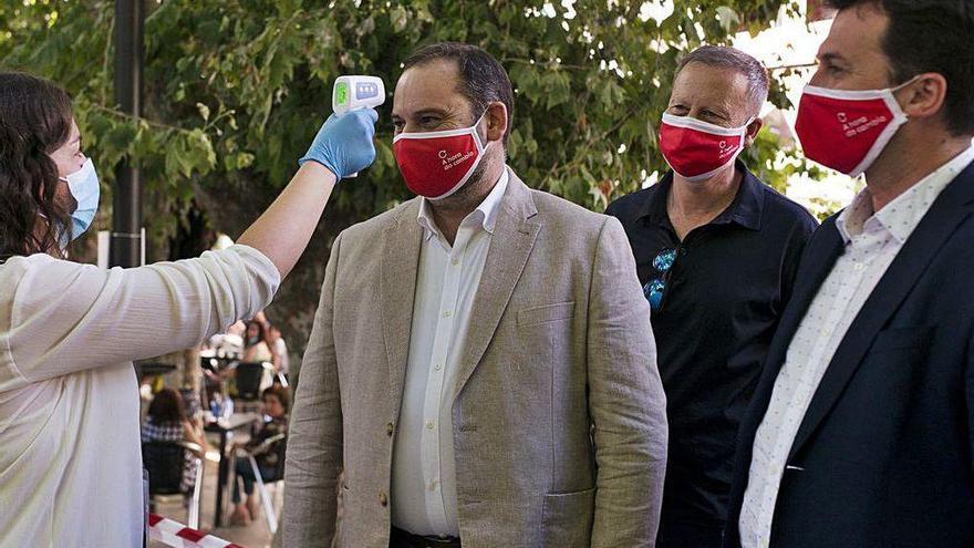 Ábalos, junto a Gonzalo Caballero, se somete a un control de temperaratura, en Ourense.