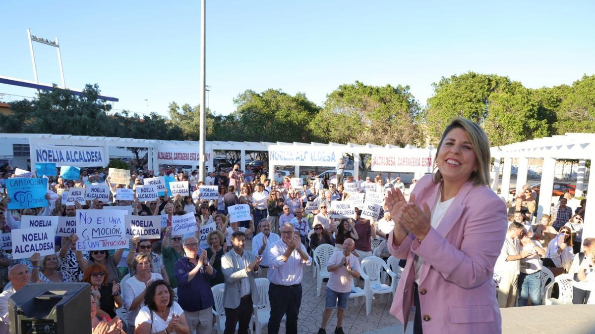Noelia Arroyo recibe el aplauso de los asistentes a la Junta Directiva abierta del PP