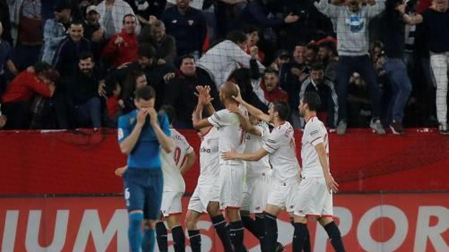 Nacho, capcot mentre els jugadors del Sevilla celebren el 2-0.